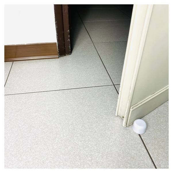 Amig - Fermaporta Adesivo | Diametro 40 X 27 Mm X 108 Mm | Modello 404 | Plastica | Bianco | Fissaggio A Terra | Spessore Massimo Della Porta 45 Mm : Amazon.it: Fai Da Te